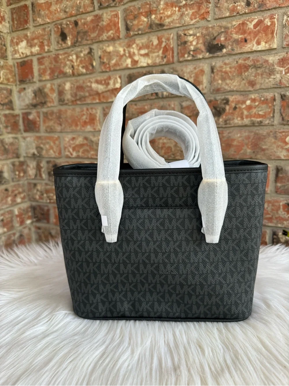 Michael Kors Jet Set xs Logo Tote Bag in Black